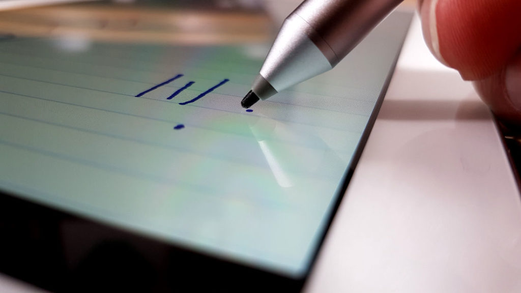 Tablet mit Stift: Parallax Effekt